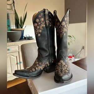 Cavender’s Women’s rust floral cowgirl boots. Light wear, excellent condition.